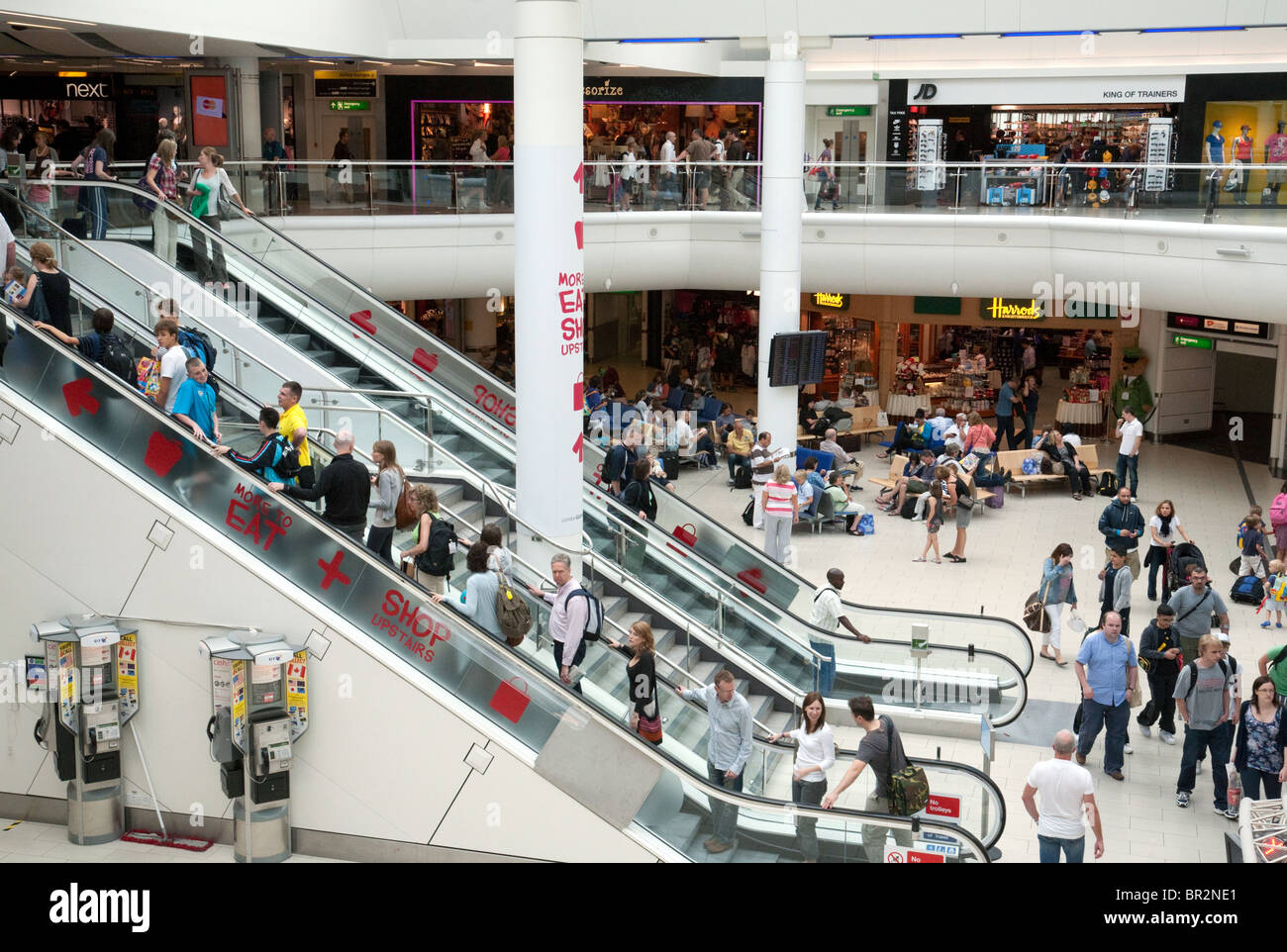 Crowded Departure lounge, South Terminal, Gatwick airport UK Stock Photo 31408217 Alamy