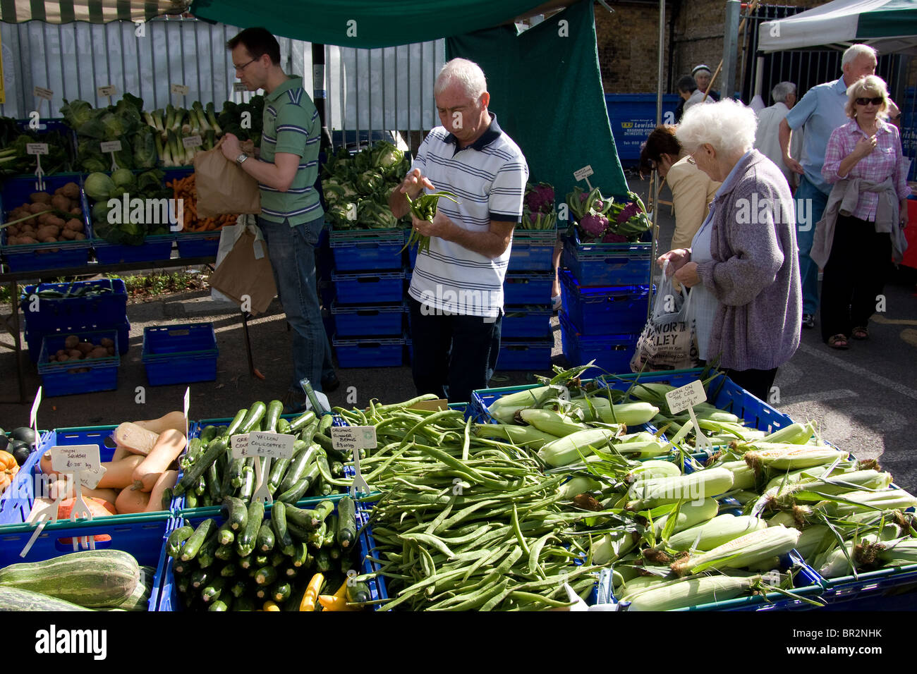 farmers market traders customers stalls city buy Stock Photo