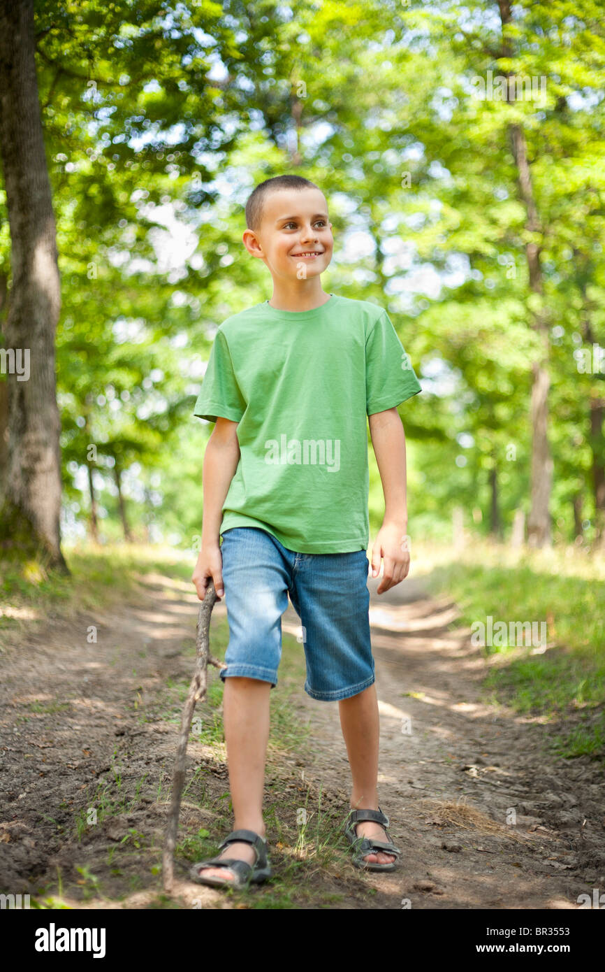 Мальчишки гуляют. Мальчик гуляет. Мальчик гуляет в лесу. Мальчик на прогулке. Дети мальчик в сандалиях.
