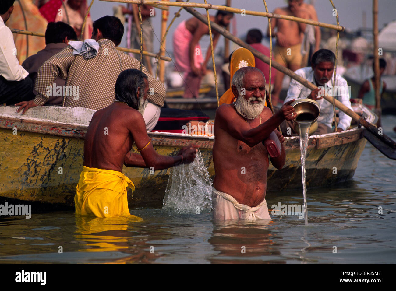 India, Uttar Pradesh, Allahabad, Sangam, people bathing at the confluence of the rivers Ganges and Yamuna Stock Photo