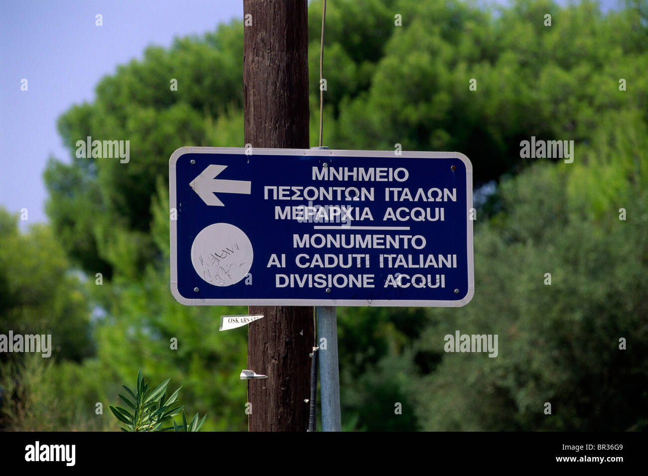 Greece, Ionian Islands, Kefalonia, Argostoli, Monumento ai caduti italiani Divisione Acqui, street sign in greek and italian Stock Photo