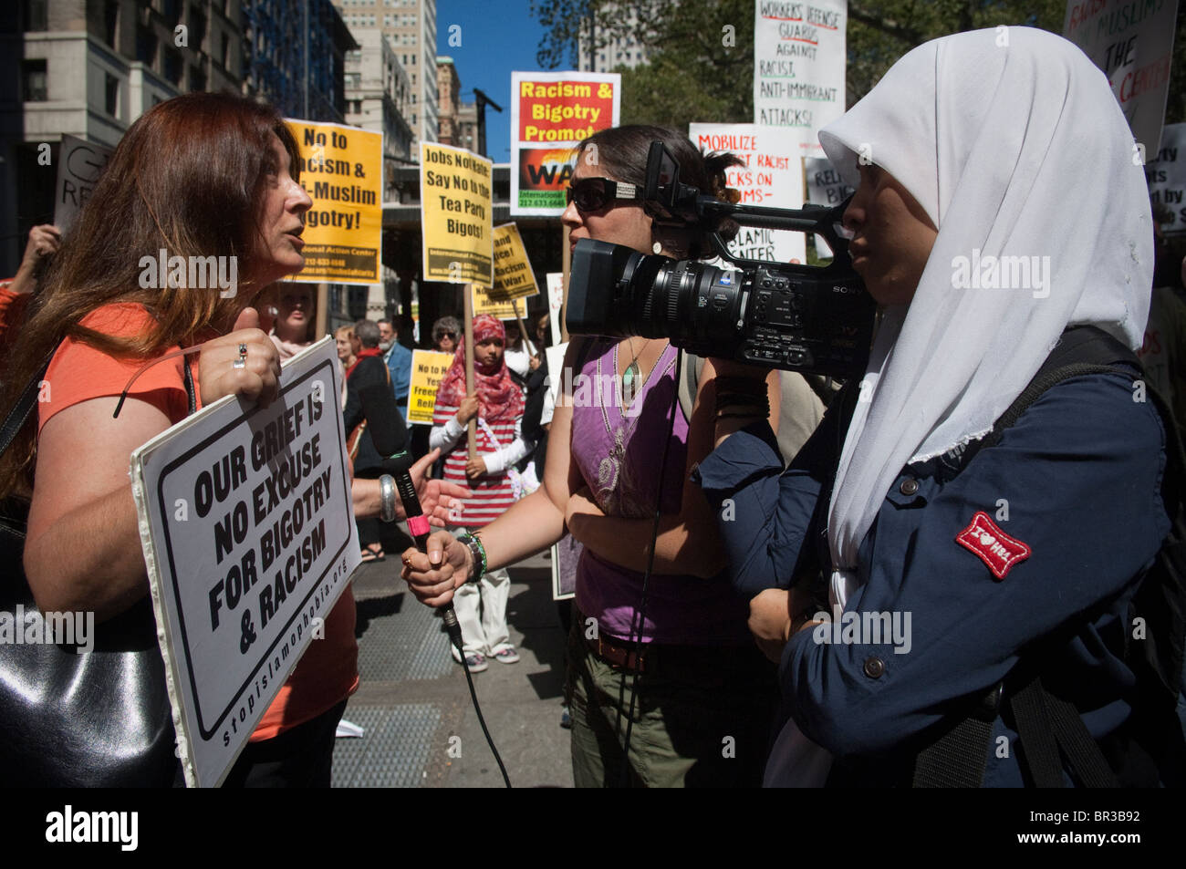 Supporters of the Cordoba Initiative Mosque and Islamic cultural center rally in New York Stock Photo