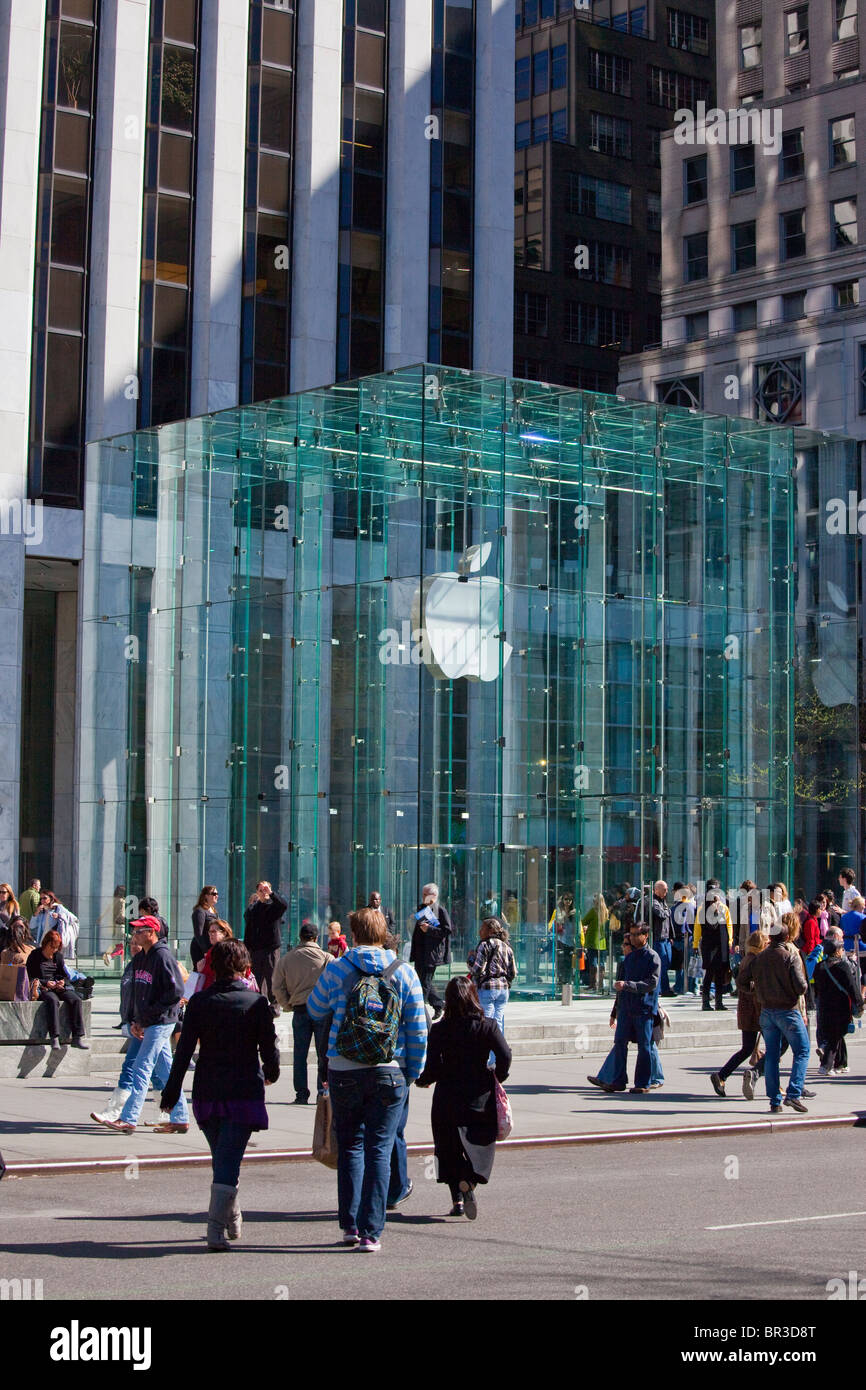 Apple Store 5th Avenue in New York City glass building by Bohlin Cywinski Jackson Stock Photo