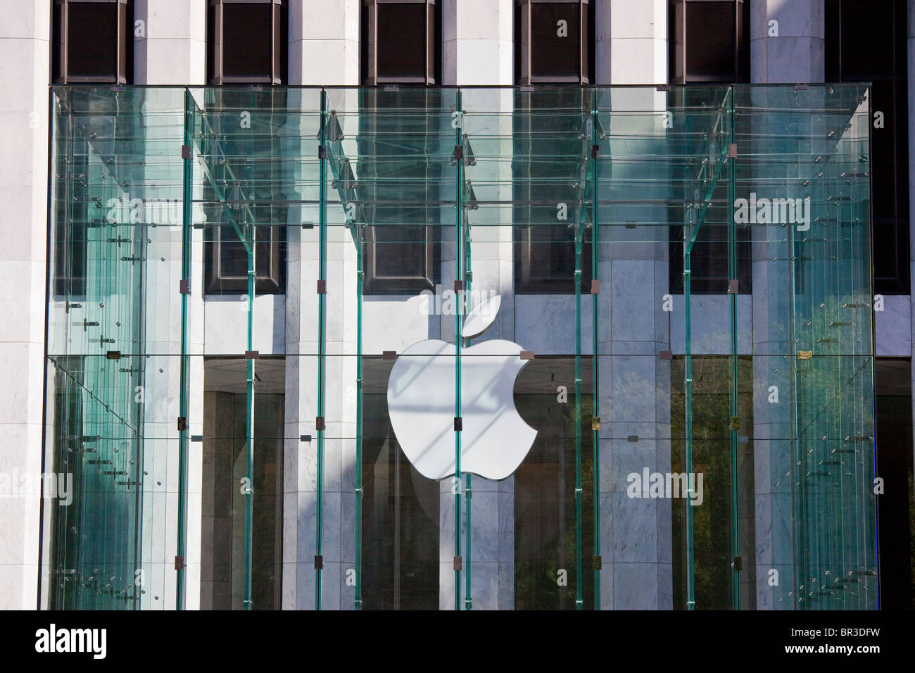 Apple Store 5th Avenue in New York City glass building by Bohlin Cywinski Jackson Stock Photo