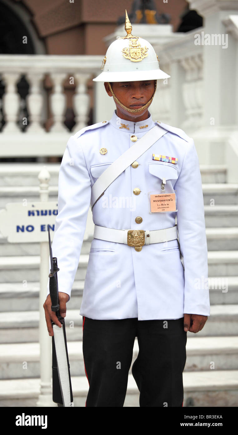 royal guards at Bangkok Grand palace thailand Stock Photo Alamy