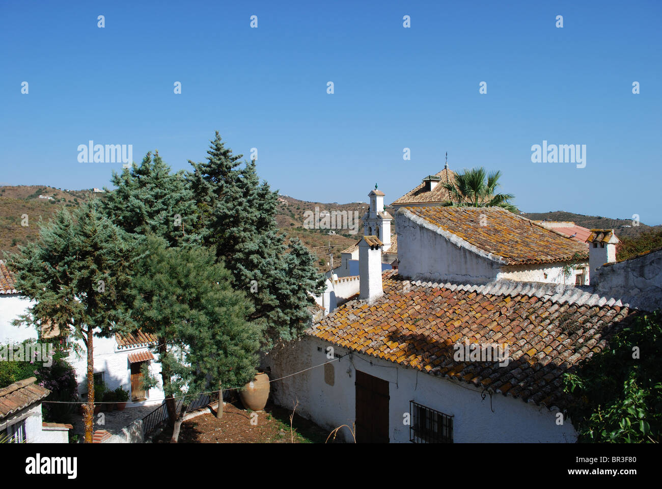 View over village rooftops, whitewashed village (pueblo blanco), Macharaviaya, Costa del Sol, Malaga Province, Andalucia, Spain. Stock Photo