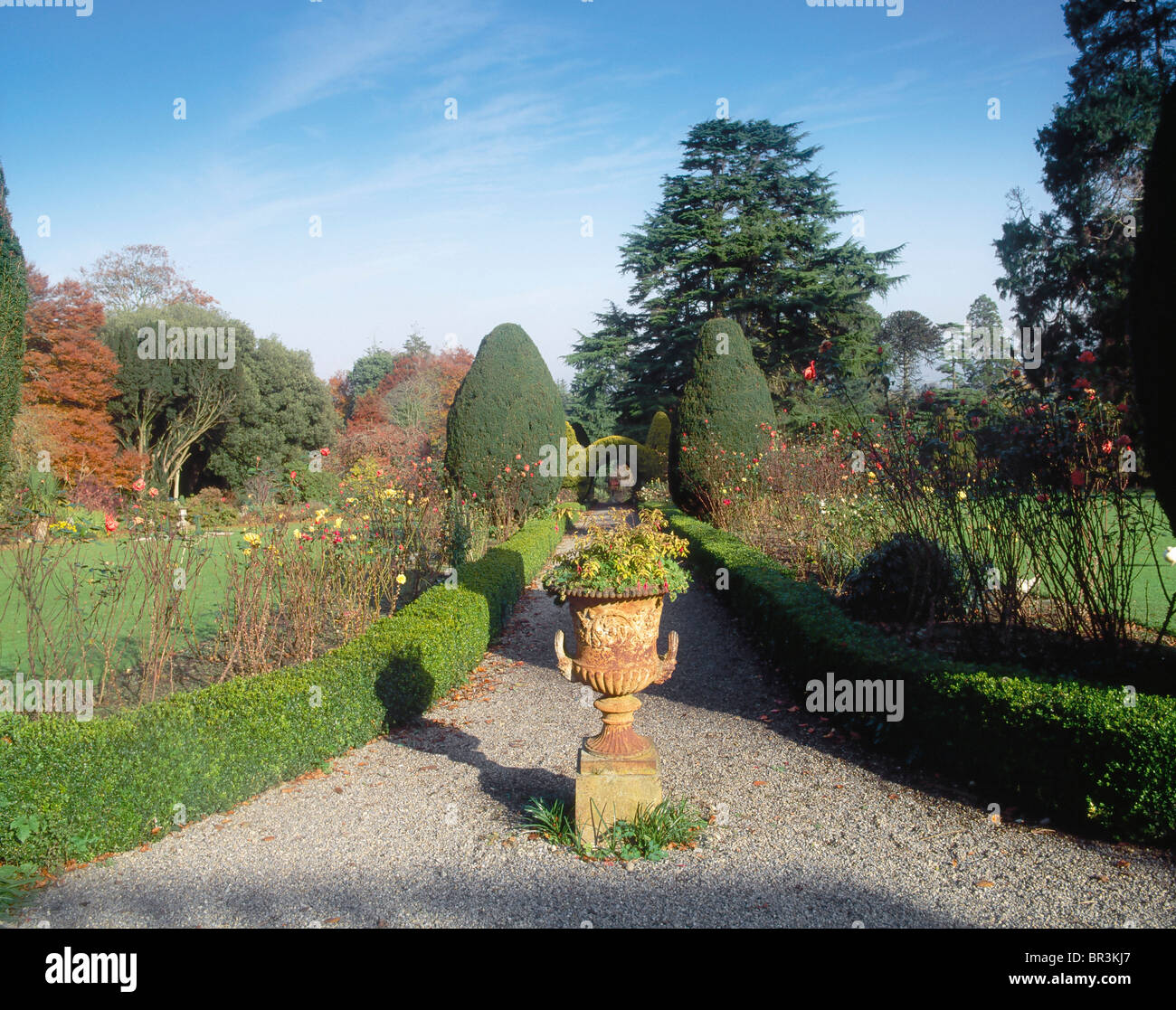 Tullow, Co Carlow, Ireland, Altamont Gardens, Urn At Head Of The Broadwalk Stock Photo