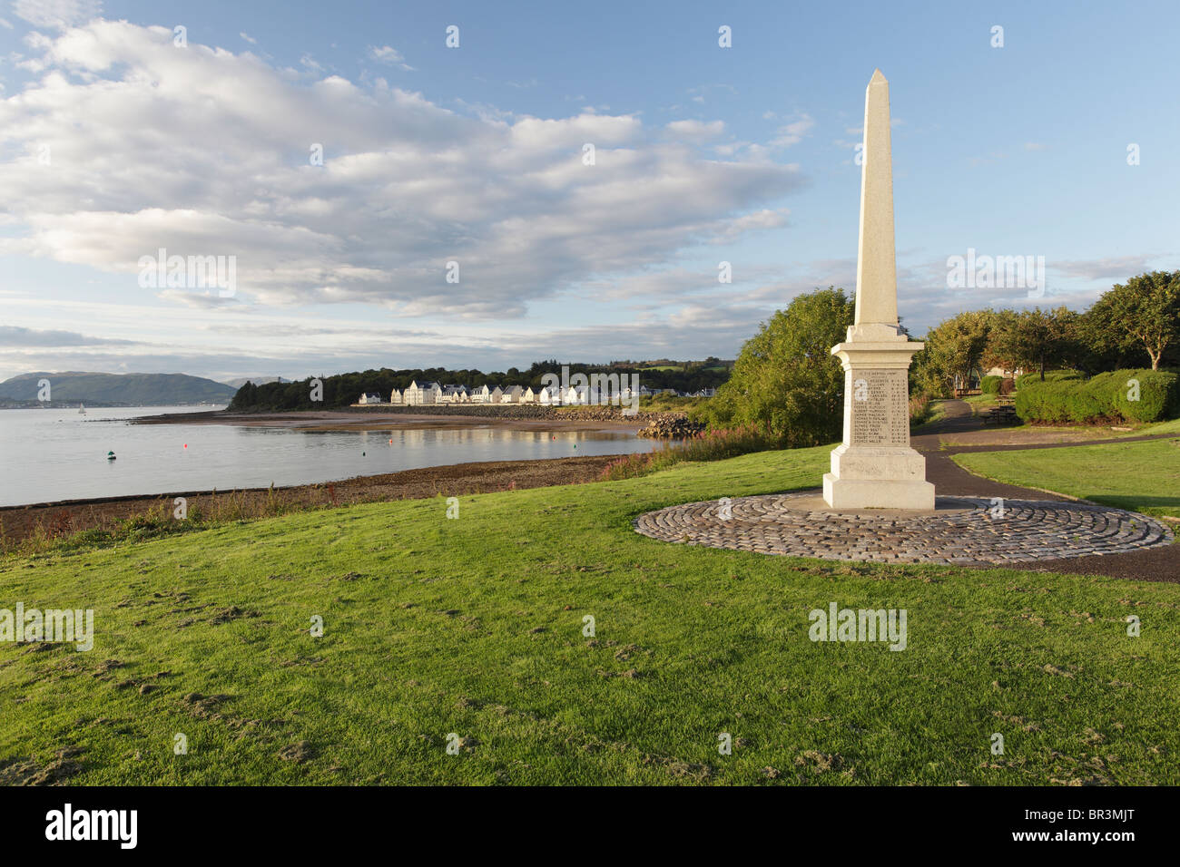 Inverkip War Memorial in evening sunshine beside the Firth of Clyde, Inverclyde, Scotland, UK Stock Photo