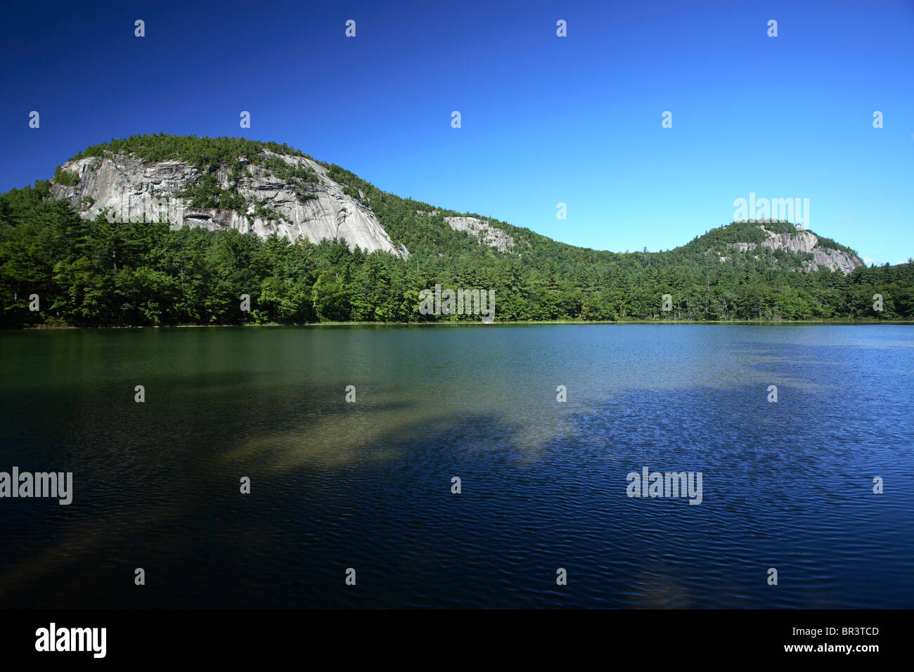 View over Echo Lake of Cathedal and Whitehorse Ledges in the Mt Washington Valley near North Conway, NH Stock Photo