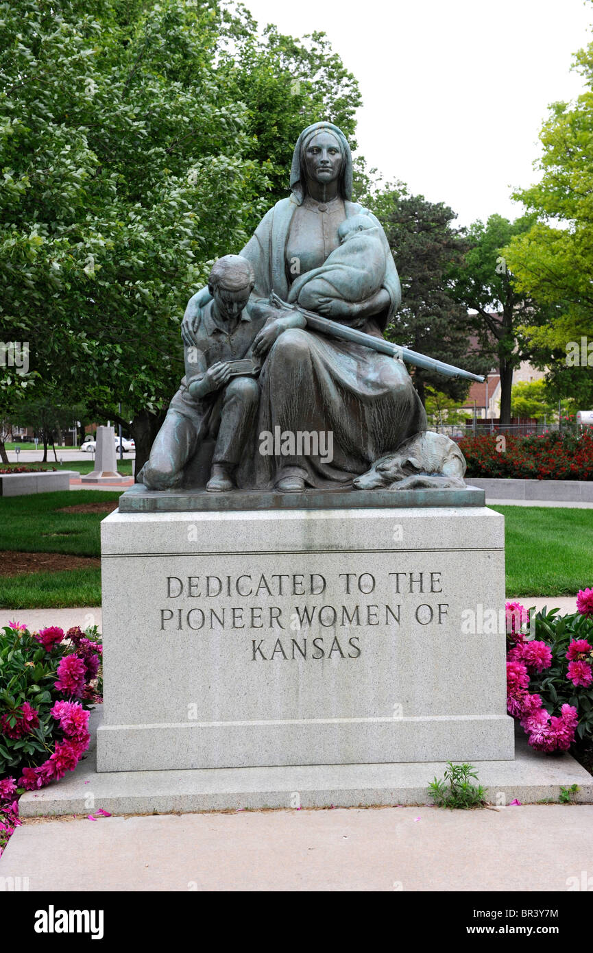Pioneer Women Statue in Front of Capitol Building Topeka Kansas Stock Photo Alamy