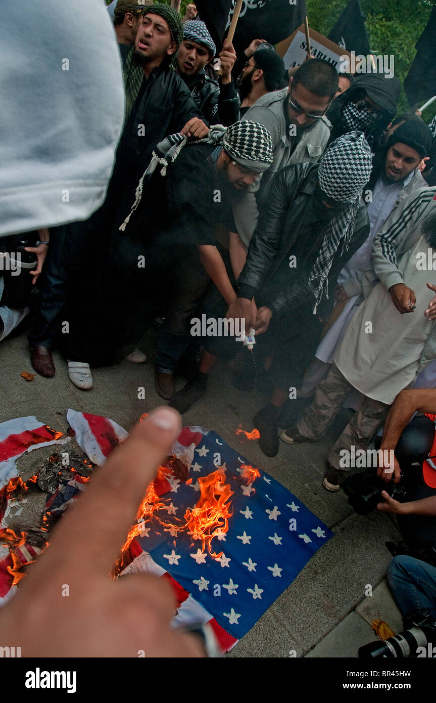 An extremist group 'Muslims Against the Crusades',led by Anjem Choudary burn the American flag protesting outside the US Embassy Stock Photo