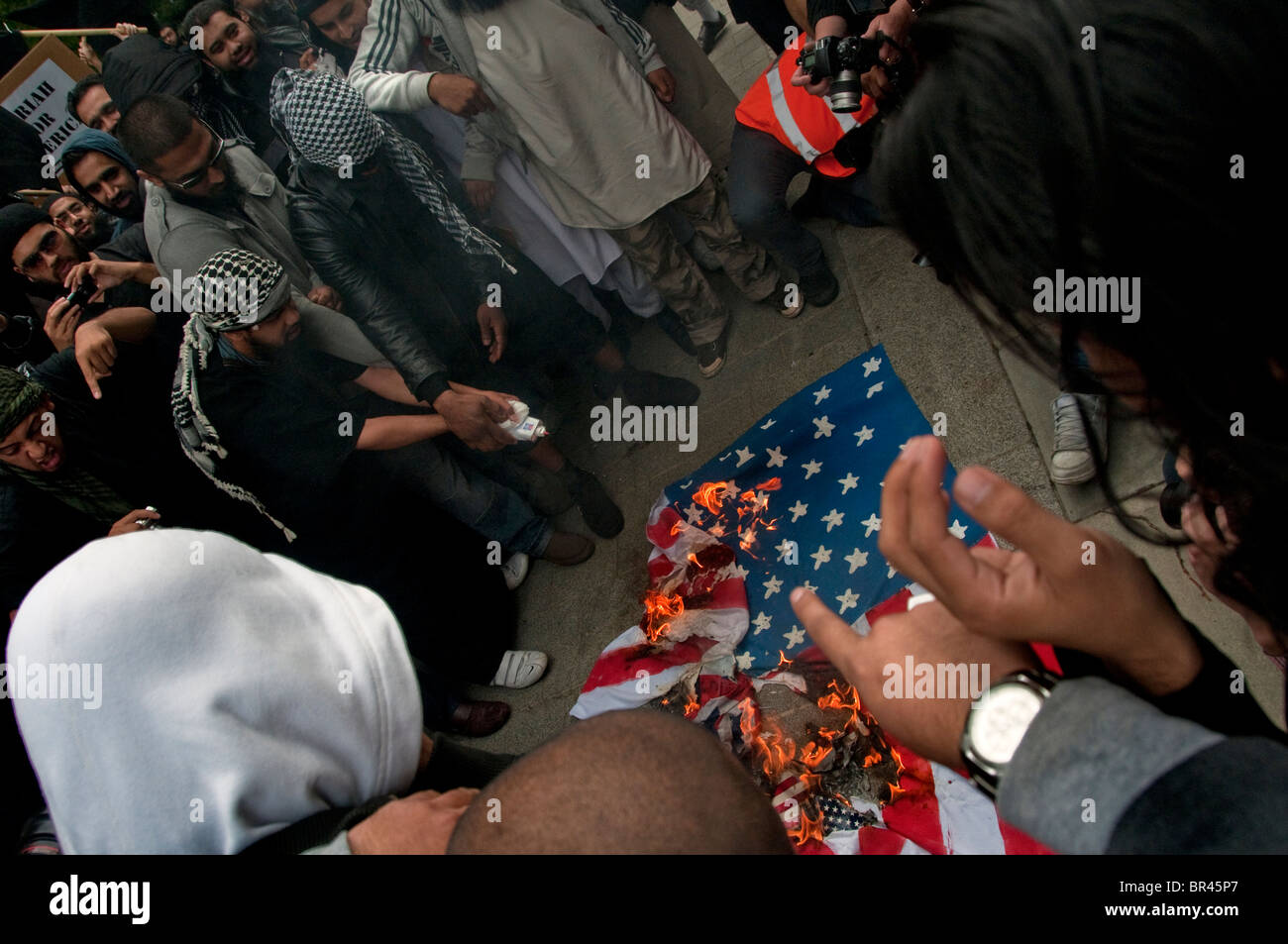 An extremist group 'Muslims Against the Crusades',led by Anjem Choudary burn the American flag protesting outside the US Embassy Stock Photo