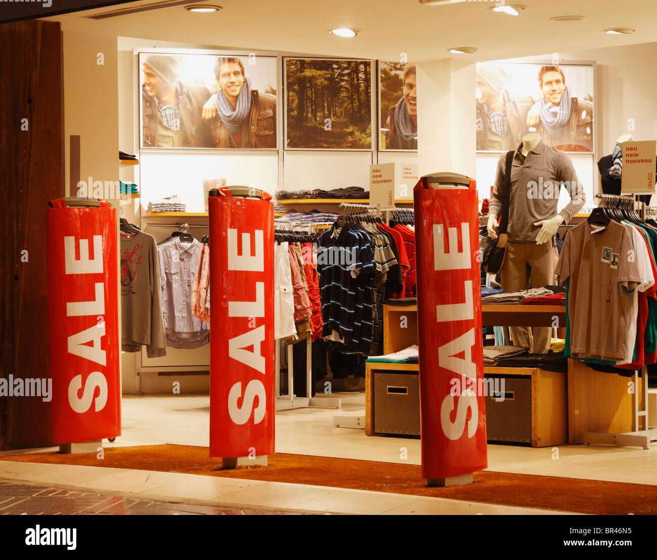 Clothes store entrance hi-res stock photography and images - Page 3 - Alamy