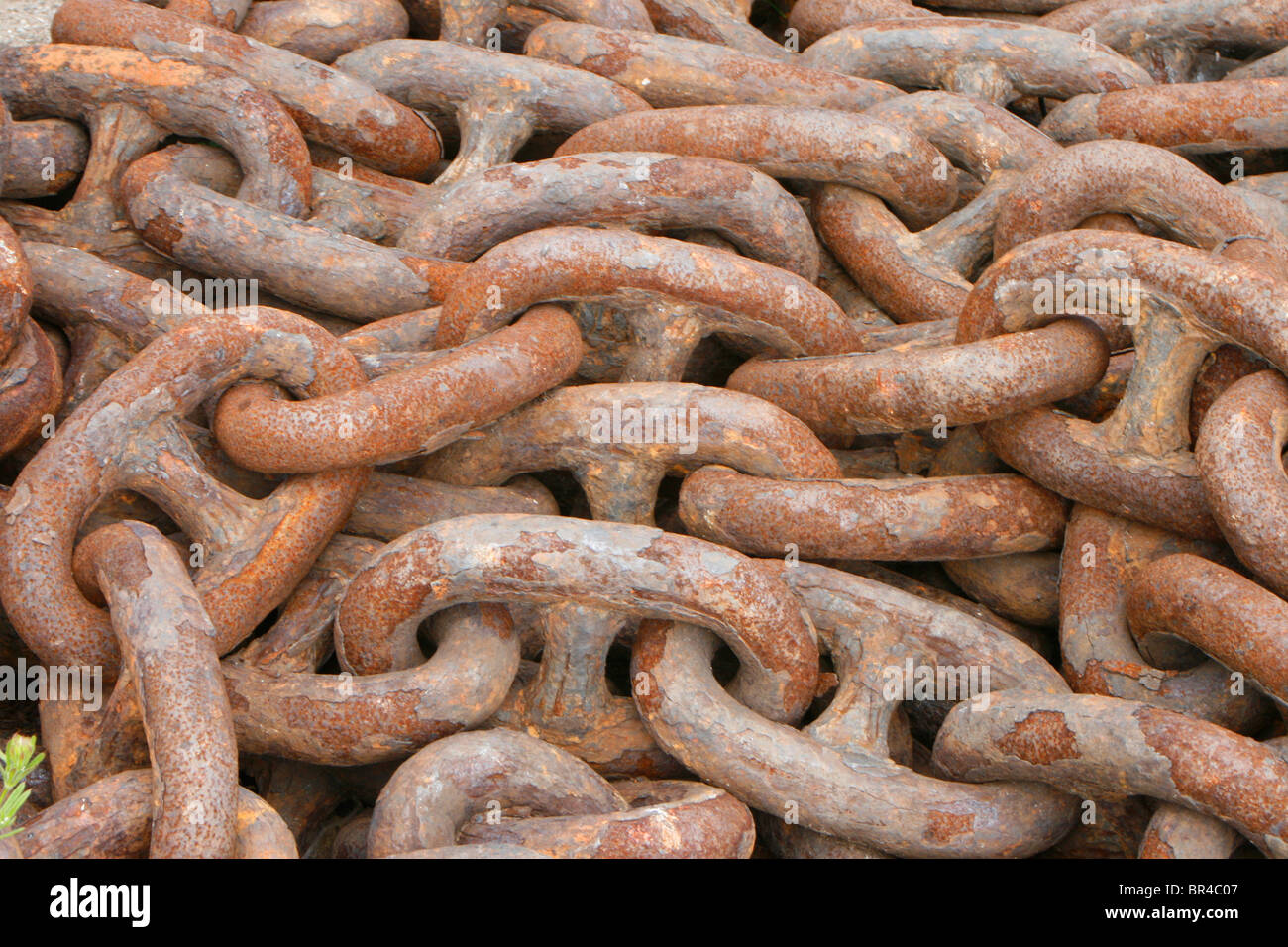 Pile metal chain steel hi-res stock photography and images - Alamy