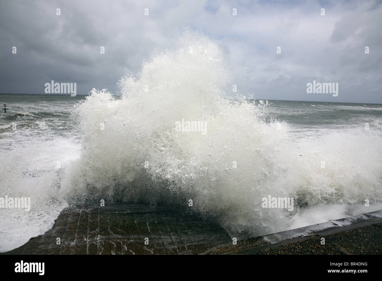 Crashing waves hi-res stock photography and images - Alamy