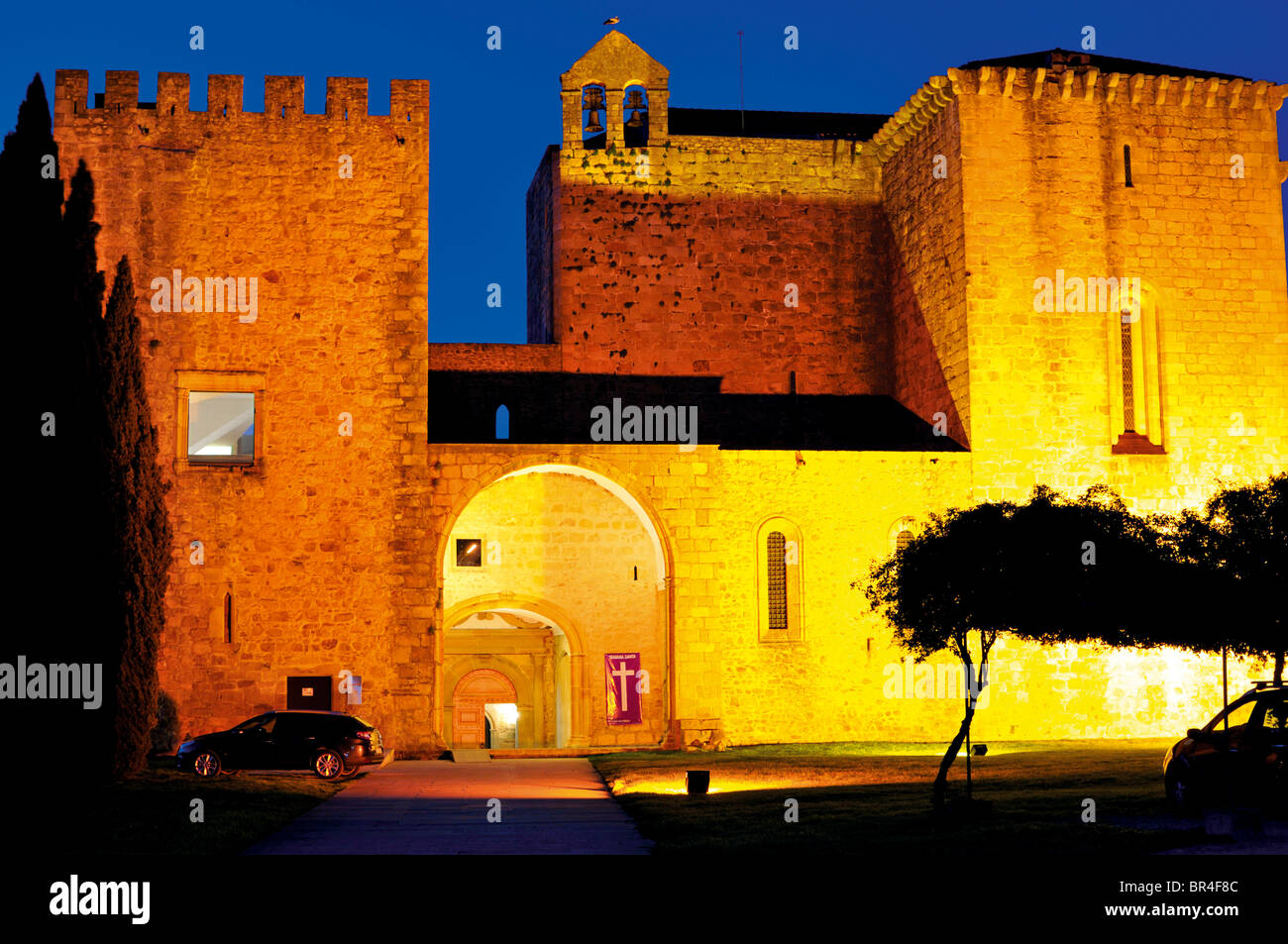 Portugal, Alentejo: Nocturnal illumination of the former monastery and actual Pousada Flor da Rosa in Crato Stock Photo