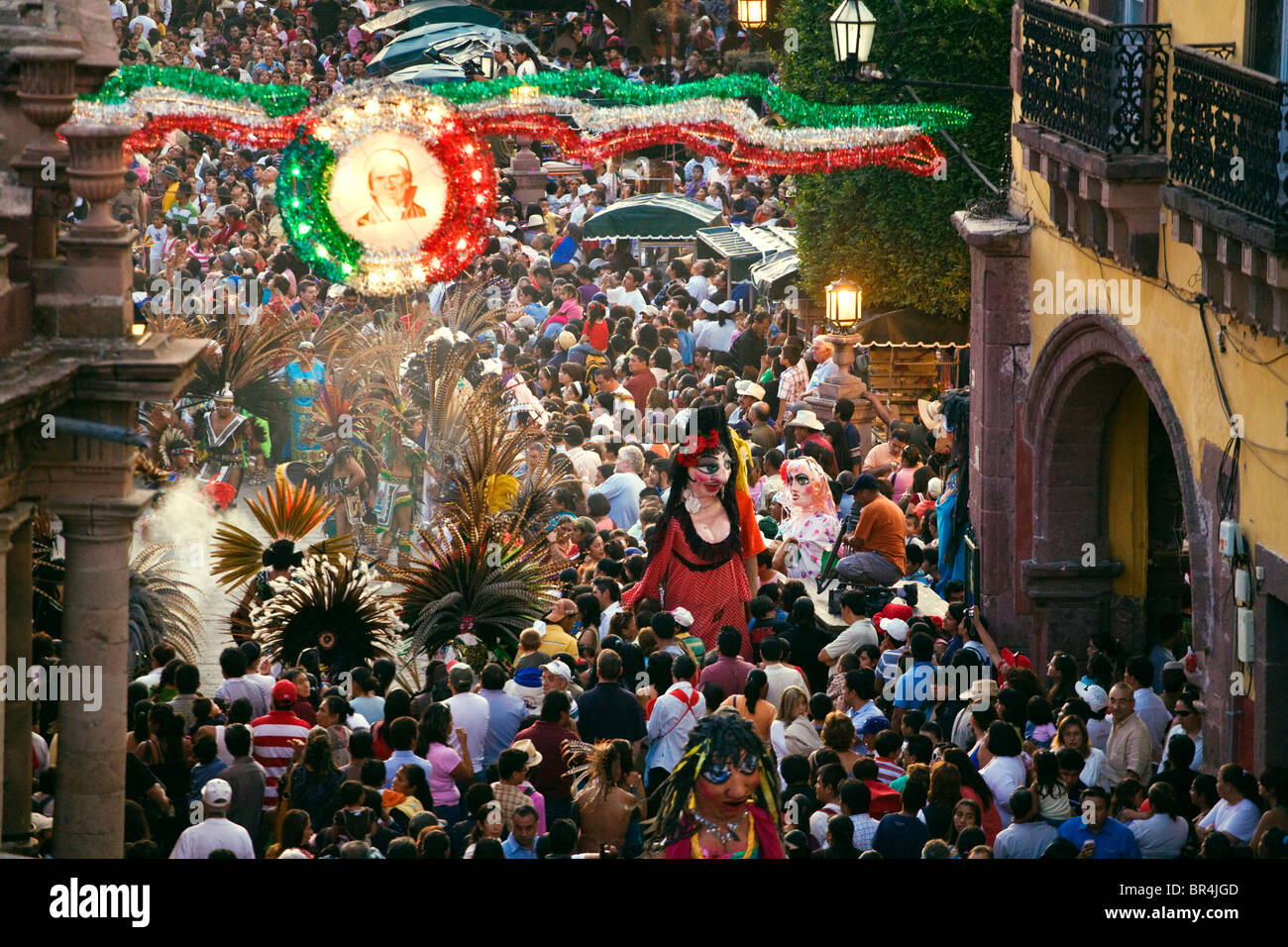 Una donna messicana in tradizionale costume contadina passeggiate AL  FESTIVAL DE SAN MIGUEL ARCANGELO PARADE di San Miguel De Allende MESSICO  Foto stock - Alamy