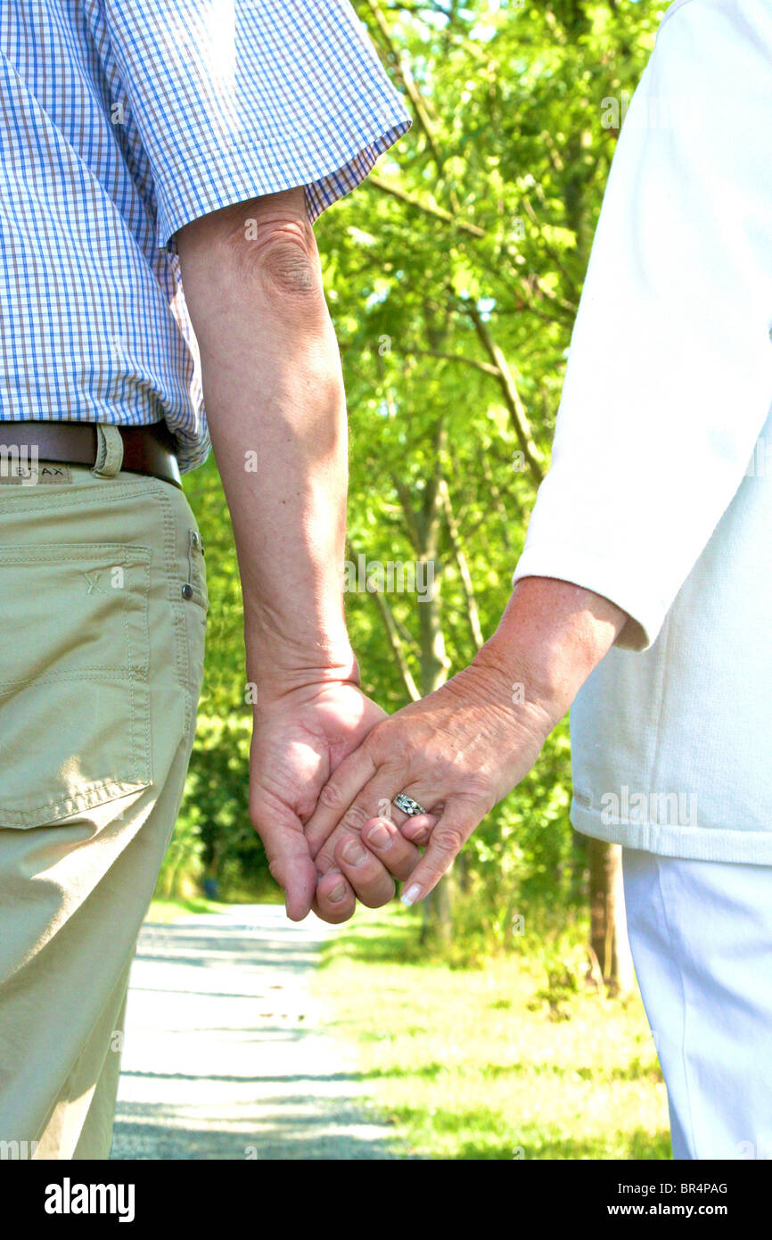 Senior couple in park part hi-res stock photography and images - Alamy