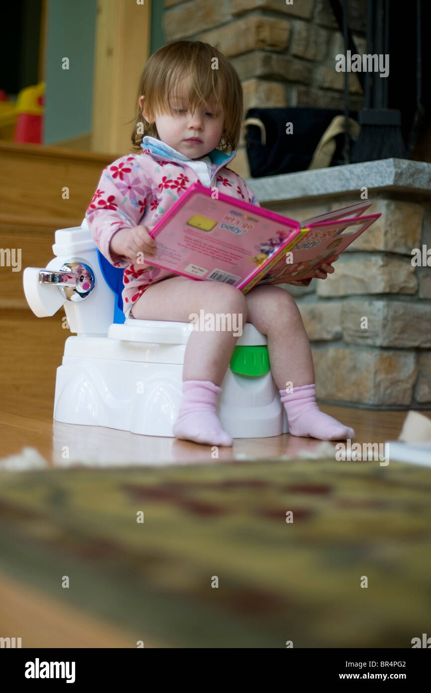 Potty training 2 year old girl fotografías e imágenes de alta resolución -  Alamy