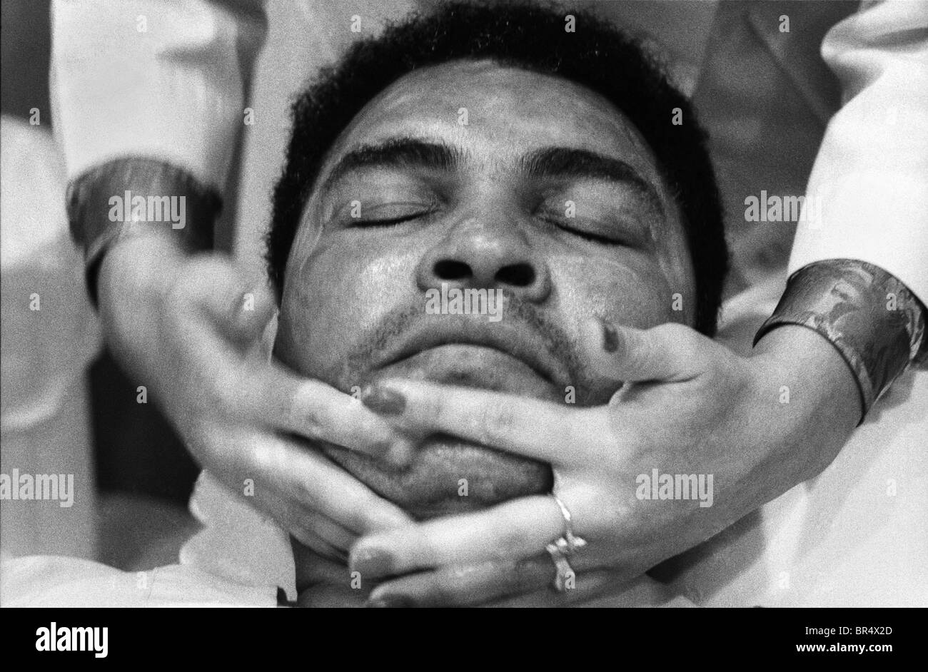 Muhammad Ali getting his first facial in 1985 in Louisville Kentucky Stock Photo
