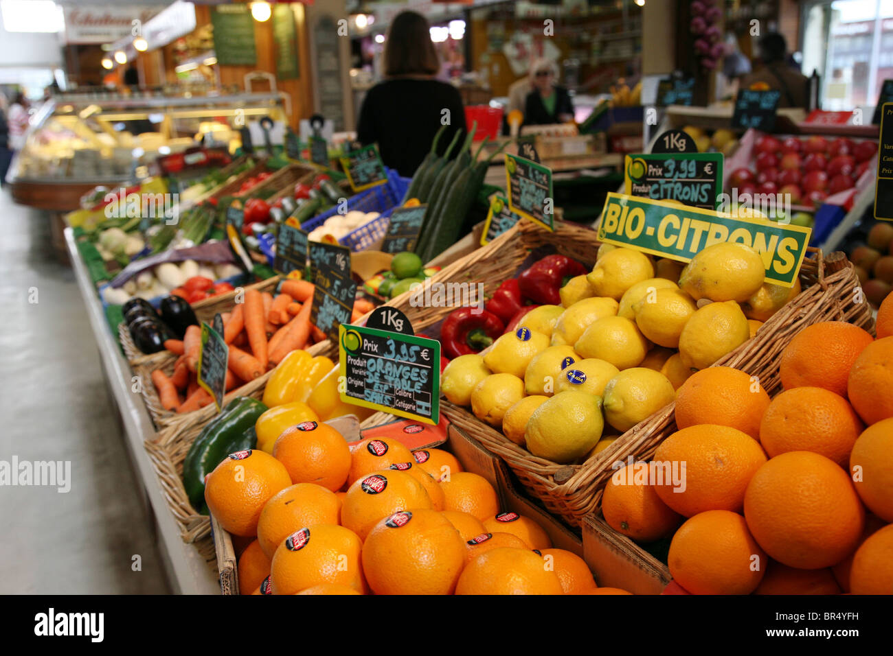 Fruits and vegetables at a market stall Stock Photo - Alamy