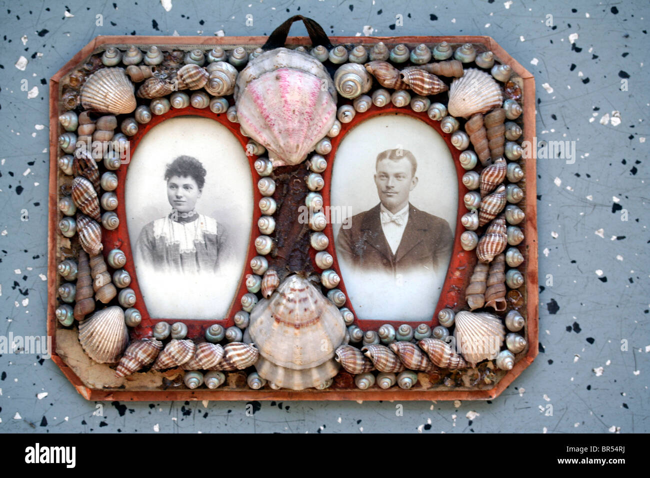 Historic photograph, married couple in seashell picture frame, kitsch, around 1922 Stock Photo