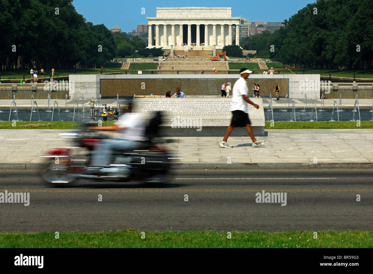 Road traffic in front of the Lincoln Memorial at the West end of the National Mall, Washington D.C., USA, Stock Photo