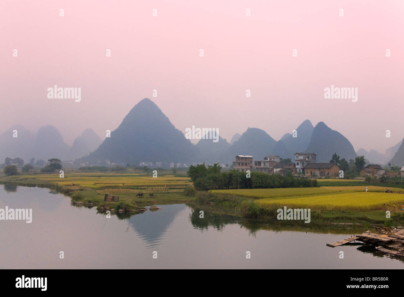 Karst hills along the Li River, Yangshuo, Guangxi, China Stock Photo