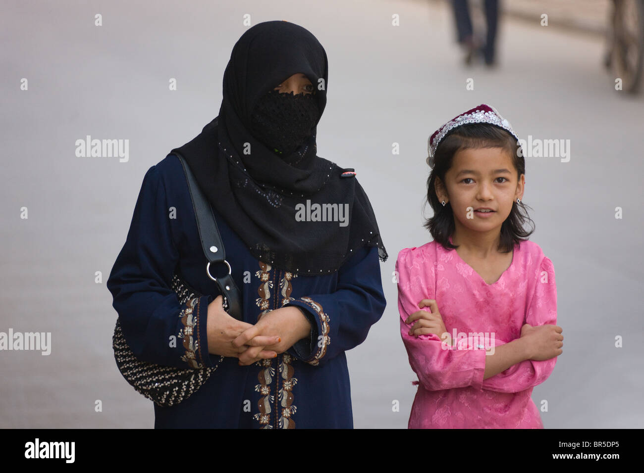 Uighur woman with daughter on the street, Kashgar, Xinjiang, China Stock Photo