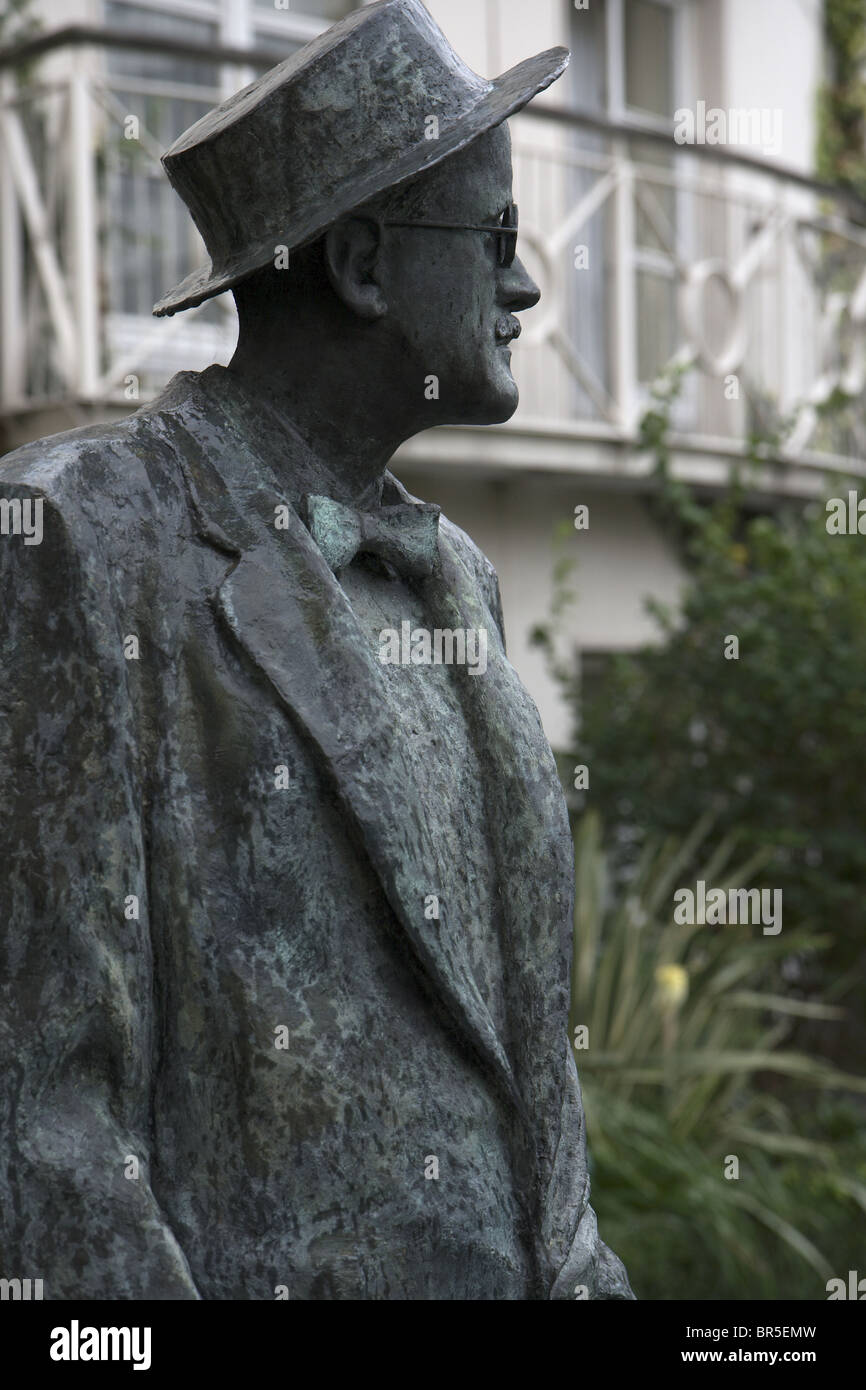 James joyce statue hi-res stock photography and images - Alamy