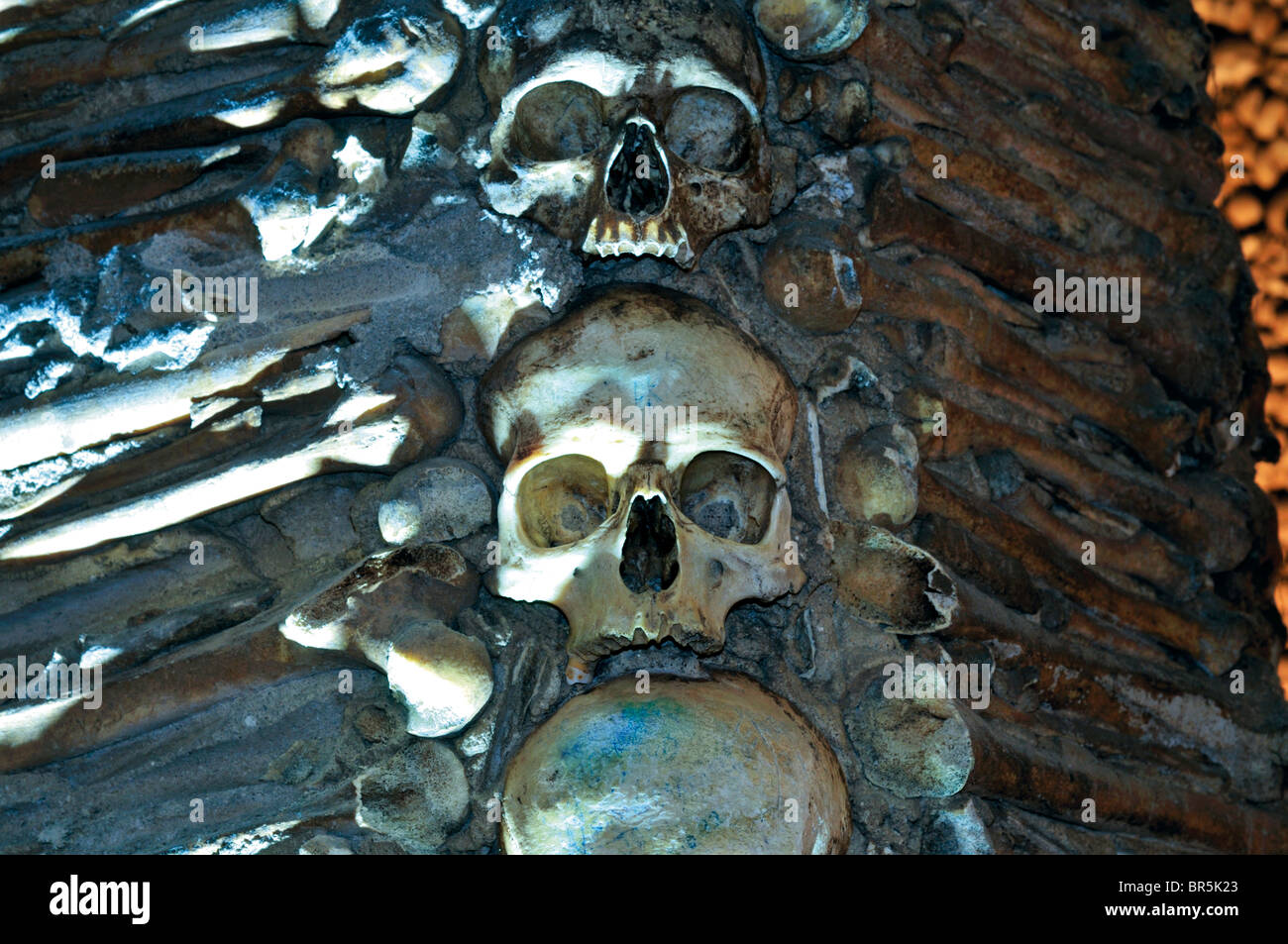 Portugal, Alentejo: Skulls and bones in the 'Capela dos Ossos' in Évora Stock Photo