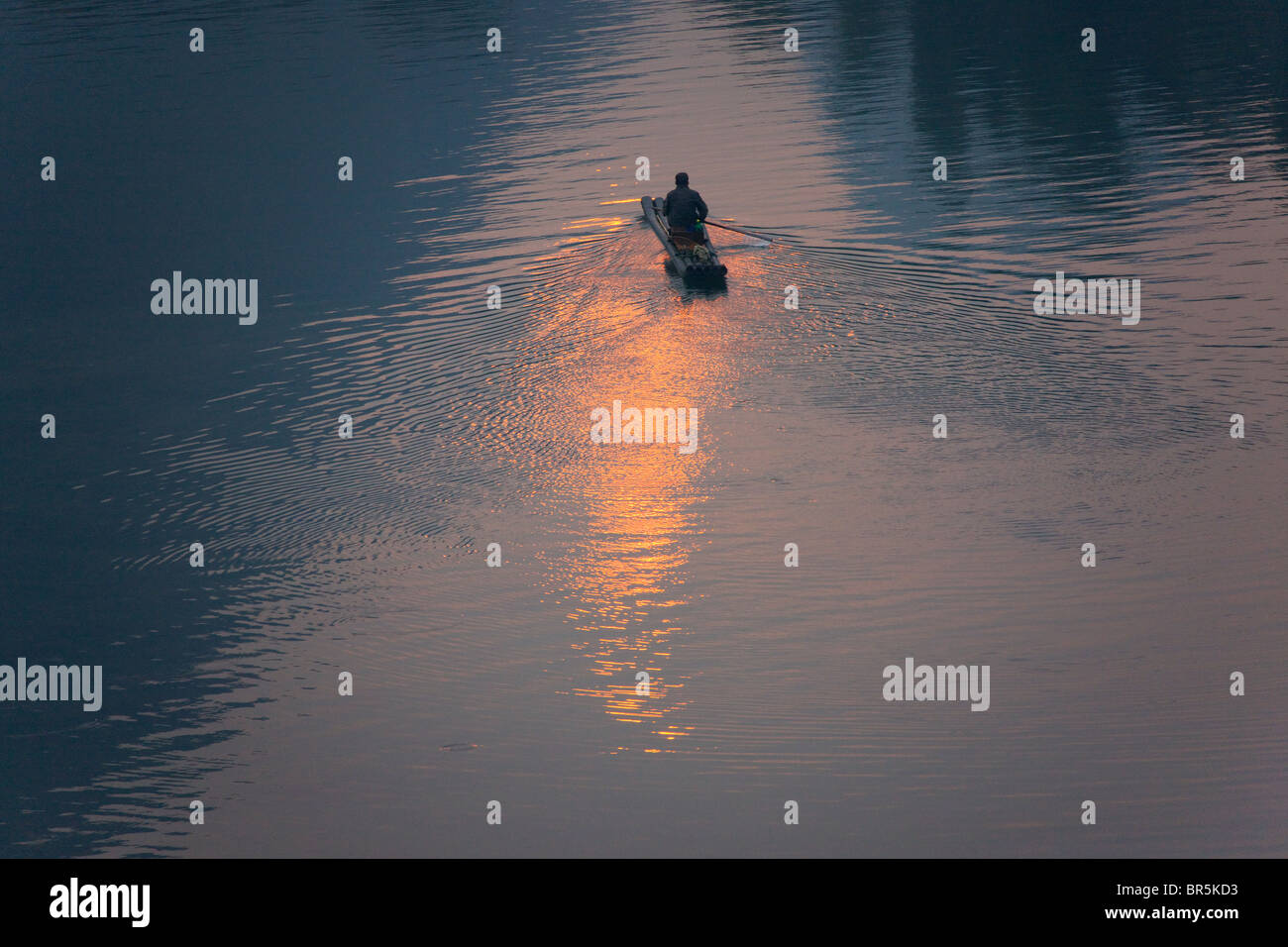 Fisherman on bamboo raft on Li River, Yangshuo, Guangxi, China Stock Photo