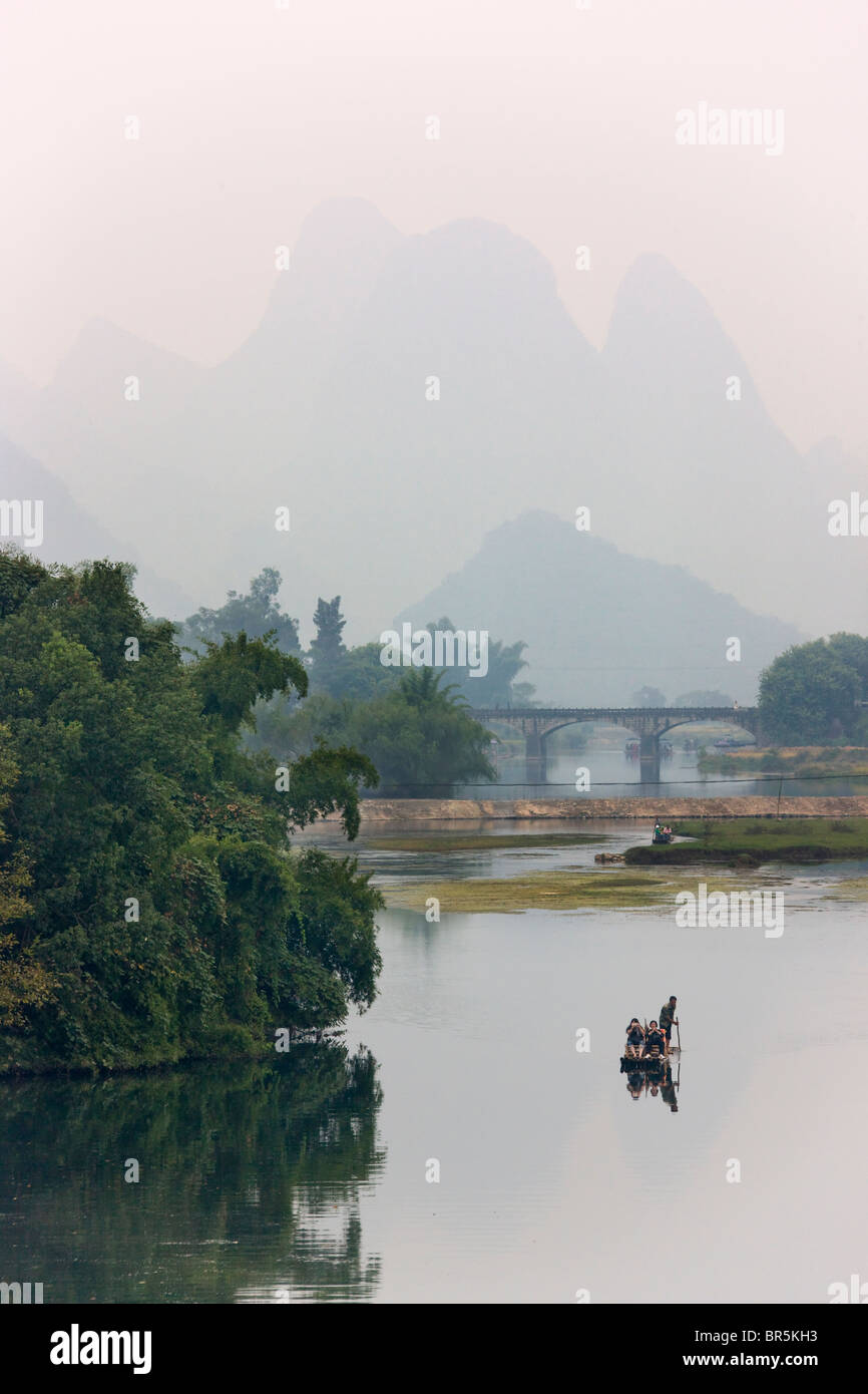 Bamboo raft on Li River, Yangshuo, Guangxi, China Stock Photo