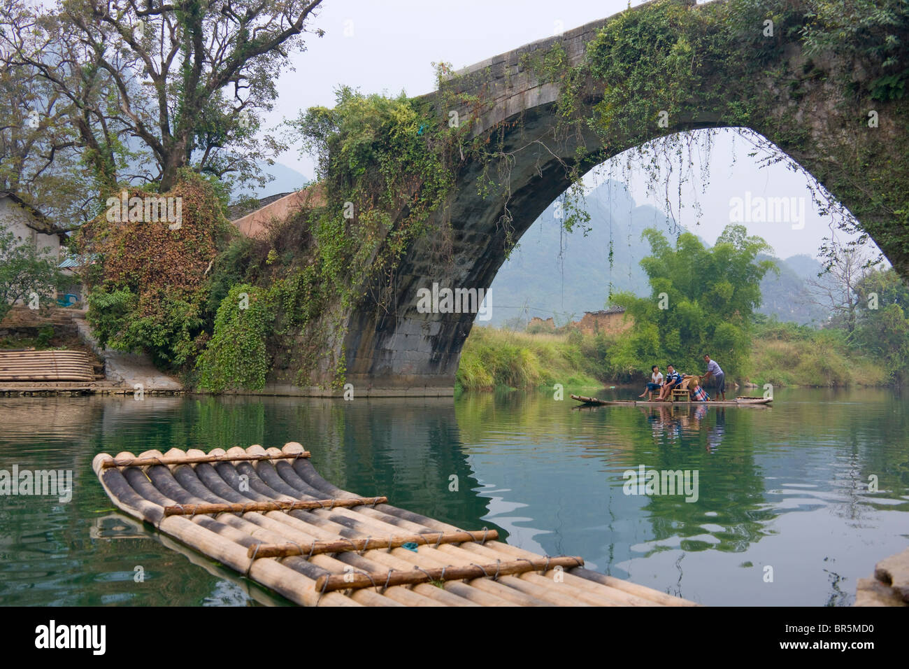 Tourists on bamboo raft on Li River, Yangshuo, Guangxi, China Stock Photo