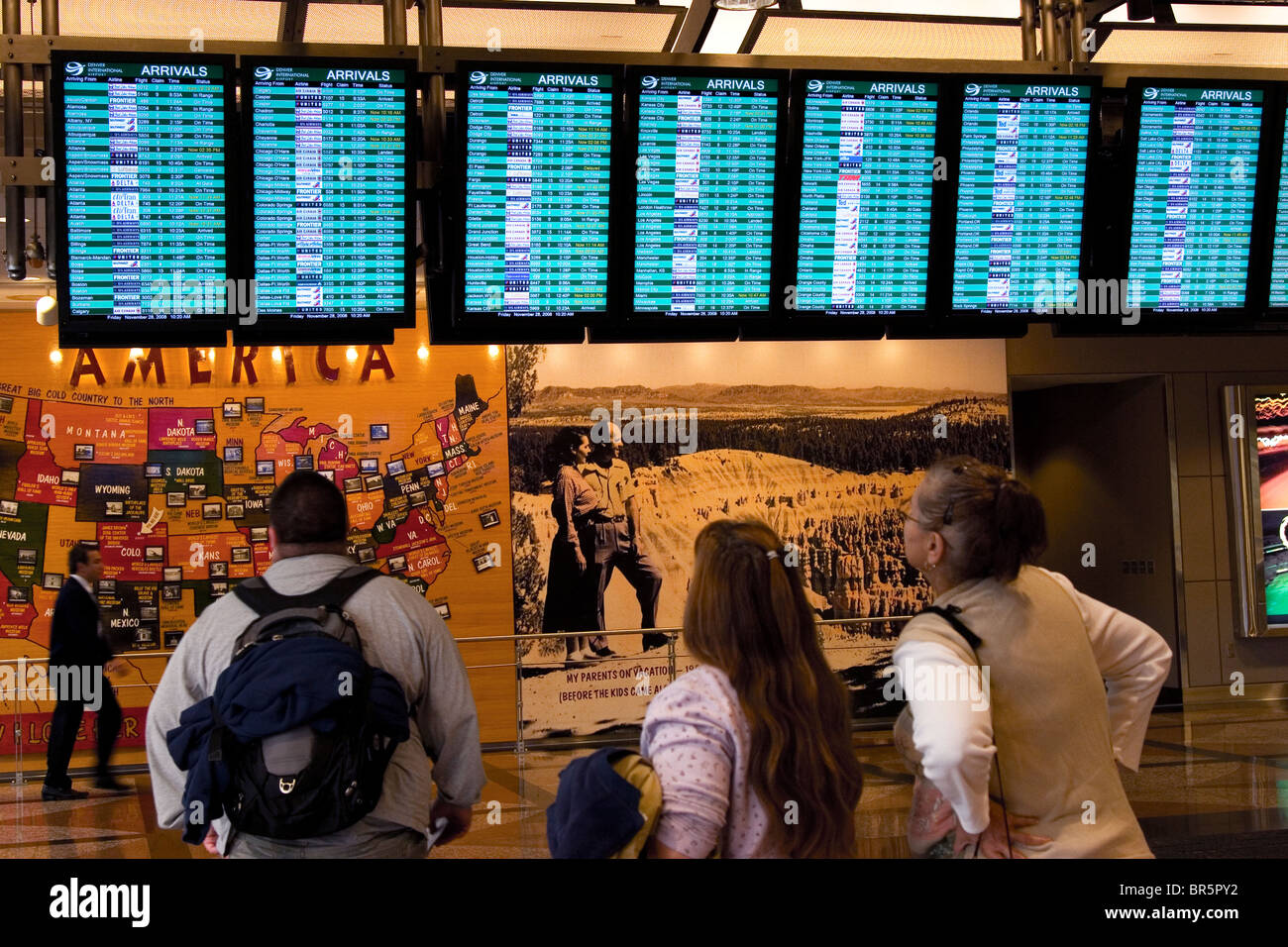 Arrival screens hi-res stock photography and images - Alamy