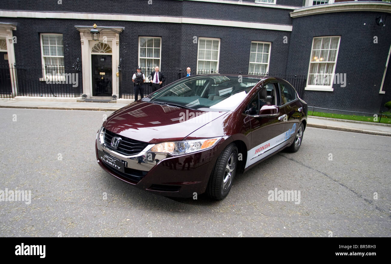 FCX Clarity Fuel Cell Electric Vehicle (FCEV) is unveiled in the UK  to Business Sec Vince Cable by Honda CEO  David Hodgetts Stock Photo