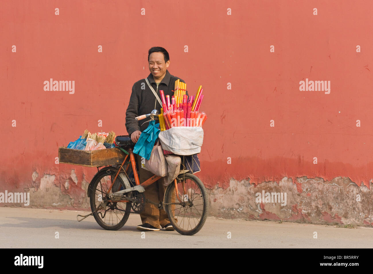 Man selling incense sticks on bicycle, Chengdu, Sichuan, China Stock Photo