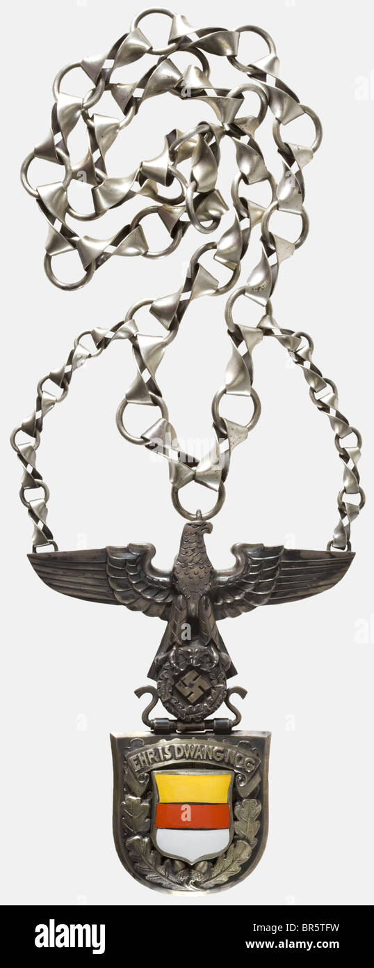 An alderman's chain, of the City of Münster Fine silversmith craftsmanship of a national eagle in half relief with appended, movable shield displaying the city coat of arms in yellow-red-white enamel, with the device scroll 'EHR IS DWANG NOG'. The reverse inscribed (transl.) 'Instituted in the Year 1939 - 36 - the Alderman'. Fineness mark '800' with crescent moon and crown, maker 'Lühn'. Complete with neck chain. Wing span about 117 mm, height 134 mm. Total weight 401 g. historic, historical, 1930s, 20th century, awards, award, German Reich, Third Reich, Nazi e, Stock Photo