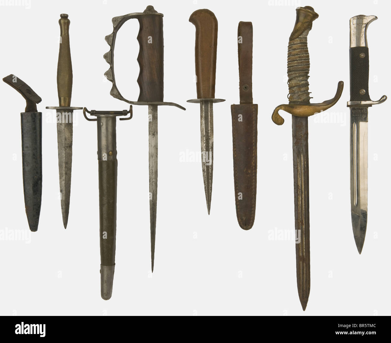 A group of edged weapons, including an English commando dagger 'Fairbank & Sikes' with cast bronze handle (chequered), 'broad arrow' stamping, 16 cm long blade, no scabbard, a walking-out German WW II nickel-plated bayonet with chequered black plastic grip plates, the blade stamped 'E PACK & SÖHNE SOLINGEN, no scabbard, a French First World War fighting knife with steel crossguard stamped 'GP' in a rectangle, brown leather scabbard, war made, the remains of a German sword with shortened blade stamped 'Solingen' and lizard skin grip, crossguard broken, a US figh, Stock Photo