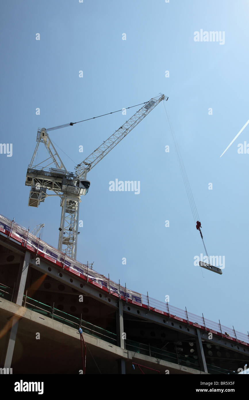 Crane lifting building materials in the City of London Stock Photo Alamy