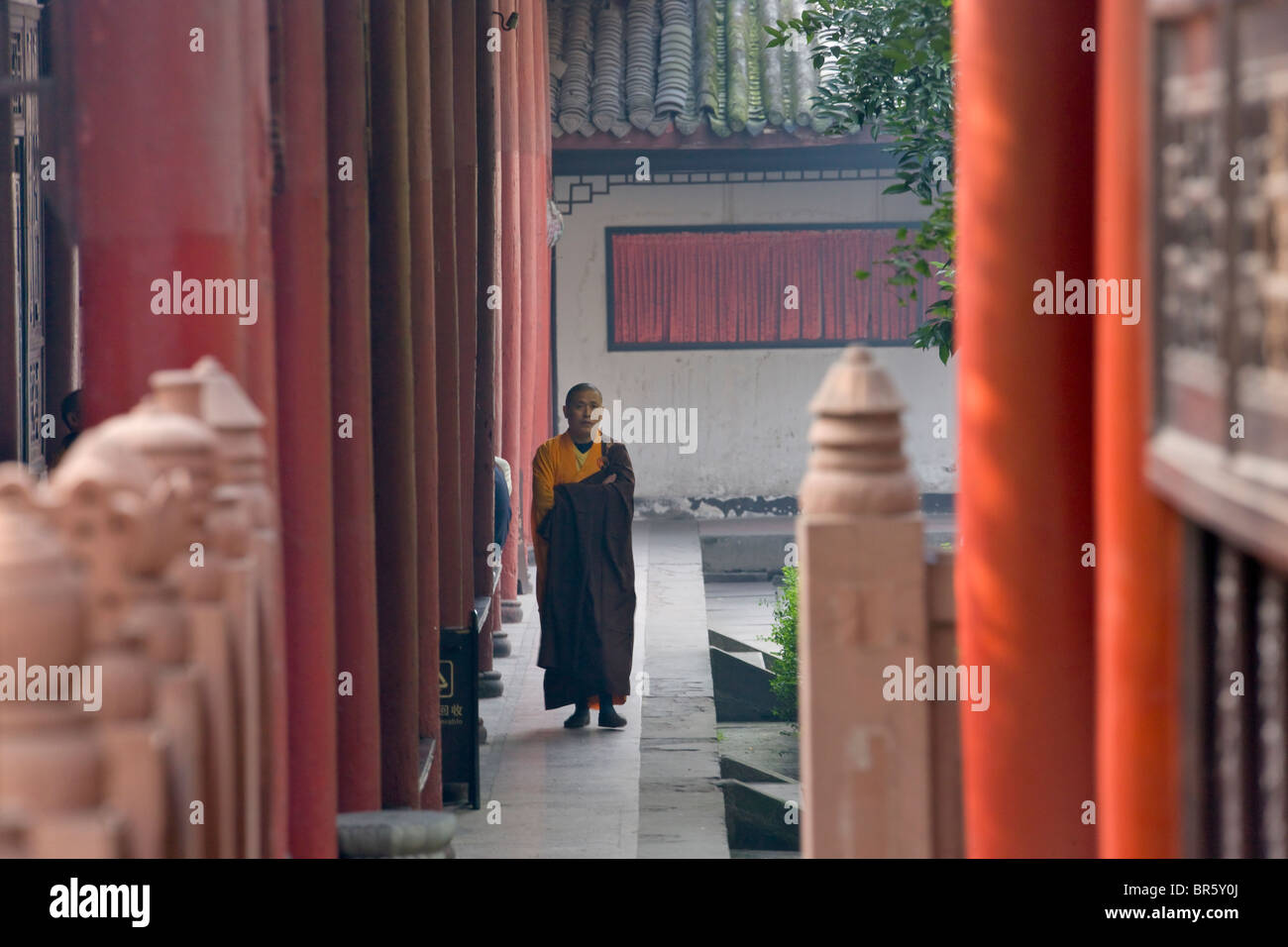 Monk inside Daci Temple, Chengdu, Sichuan, China Stock Photo
