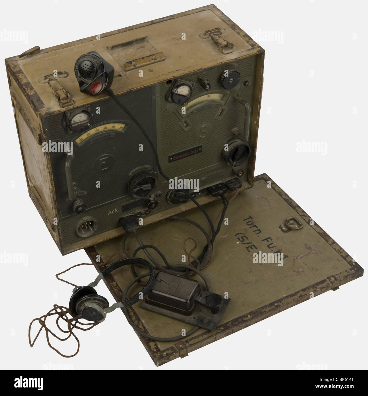 MATERIEL TECHNIQUE, Radio de la Wehrmacht modèle "Thorn FU B1", complète  avec son micro et son manipulateur morse Stock Photo - Alamy