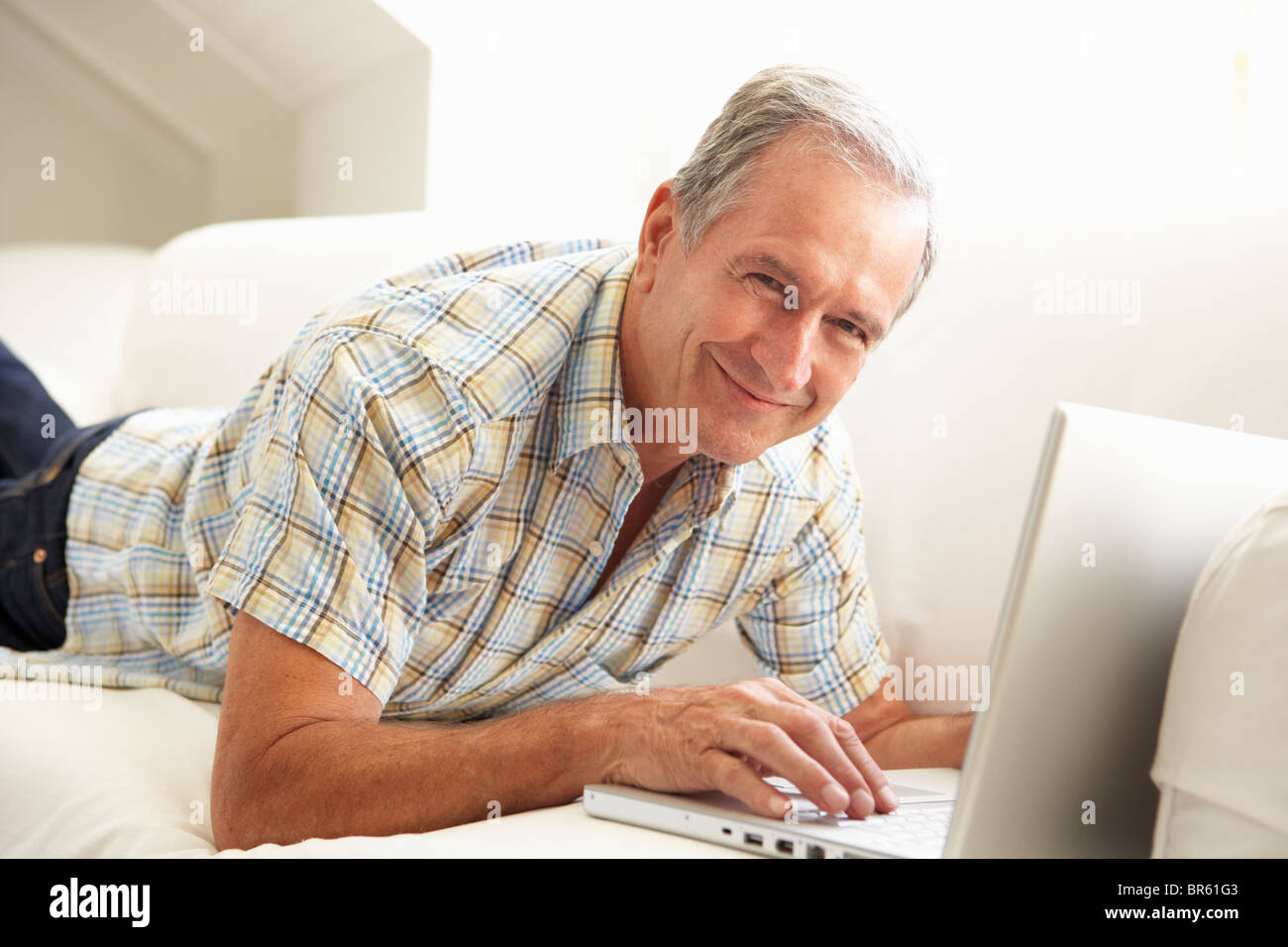 дедушка лежит на диване. пациент в постели. дед лежит. дед лежит. лежачий мужик.