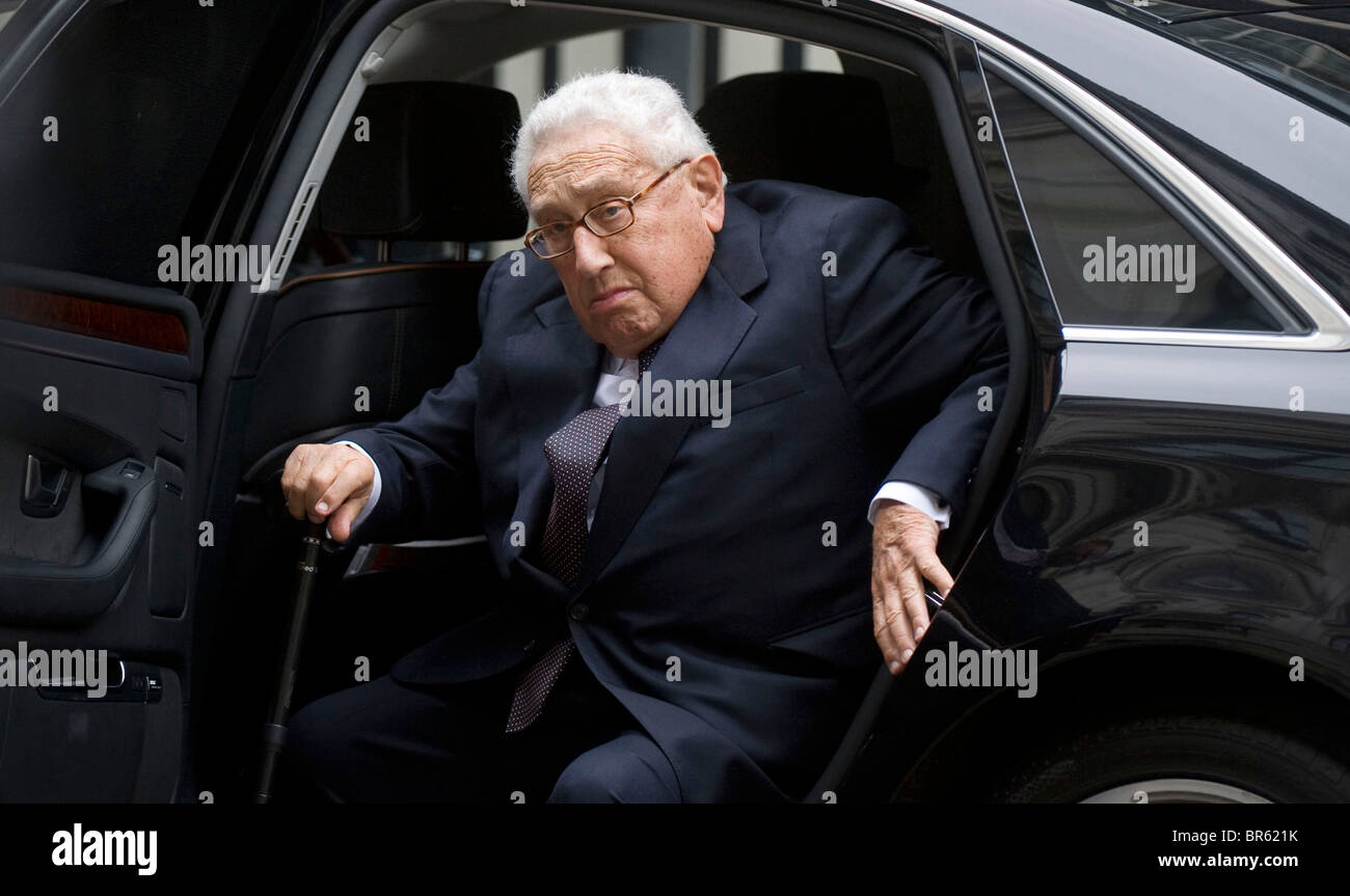 Henry Kissinger arrives 11 downing Street residence of Chancellor of the Exchequer for a meeting Stock Photo