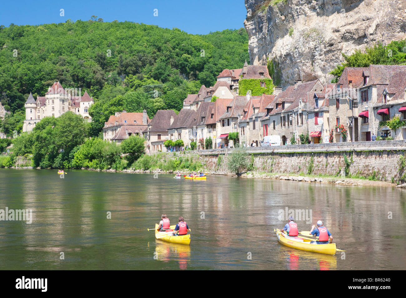canoes-on-river-dordogne-and-la-roque-gageac-dordogne-france-stock