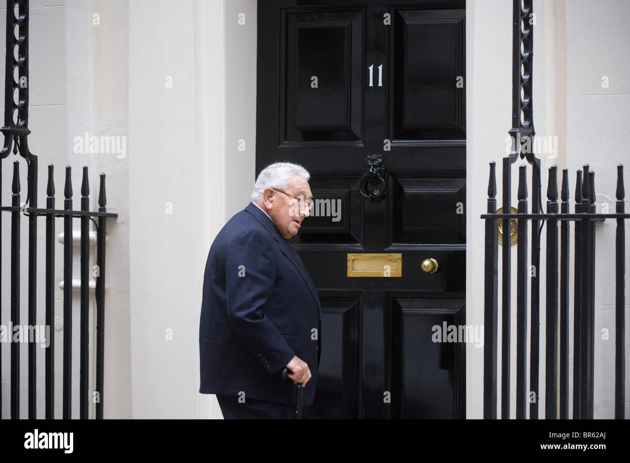 Henry Kissinger arrives 11 downing Street residence of Chancellor of the Exchequer for a meeting Stock Photo