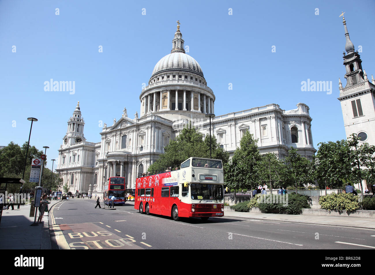 Red open top tourist bus outside St. Paul's Cathedral Stock Photo