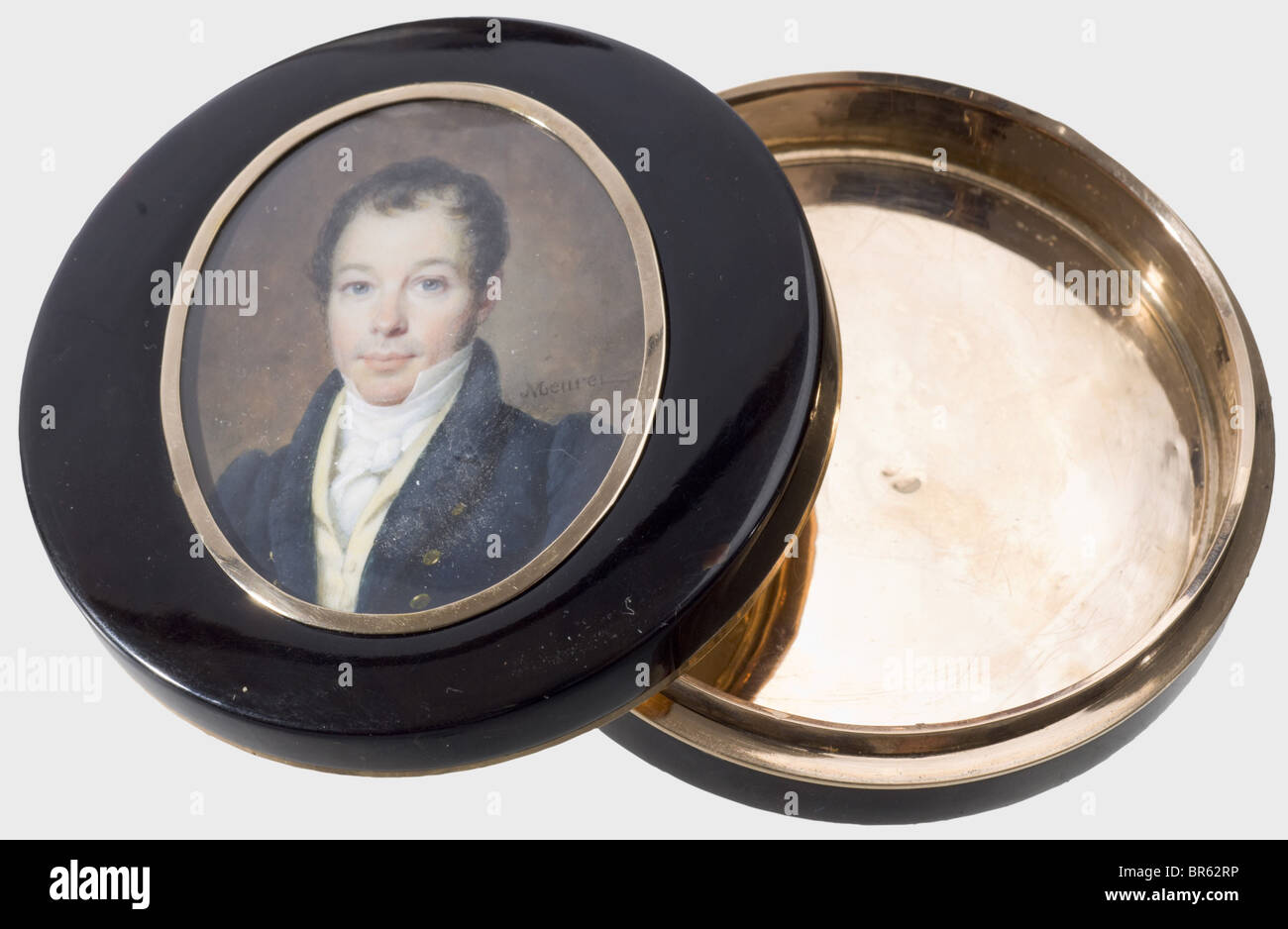 Francois Meuret (1800 - 1887) and Pierre Andre Montauban - a gold-lined tortoise shell box with a gentleman's portrait on ivory., Round shape, the inside lined with gold and stamped with the master's mark of Montauban as well as additional unclear hallmarks. On the lid a finely painted portrait of a gentleman in plainclothes, on the right border signed 'Meuret'. Diameter 7.8 cm. Francois Meuret, French miniature painter, painter to the court of King Louis Philippe and the family d'Orleans, already exhibits 1822 in the Paris Salon. He wins 1827 and 184, Artist's Copyright has not to be cleared Stock Photo