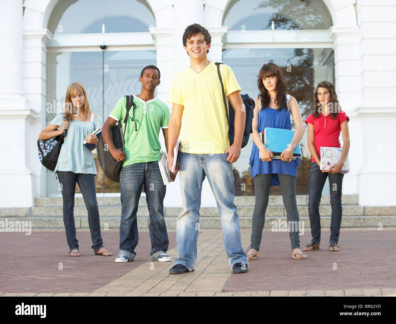 Подростки стоят. Группа подростков стоит. Группа людей стоящие у здания. Группа подростков стоит на улице.