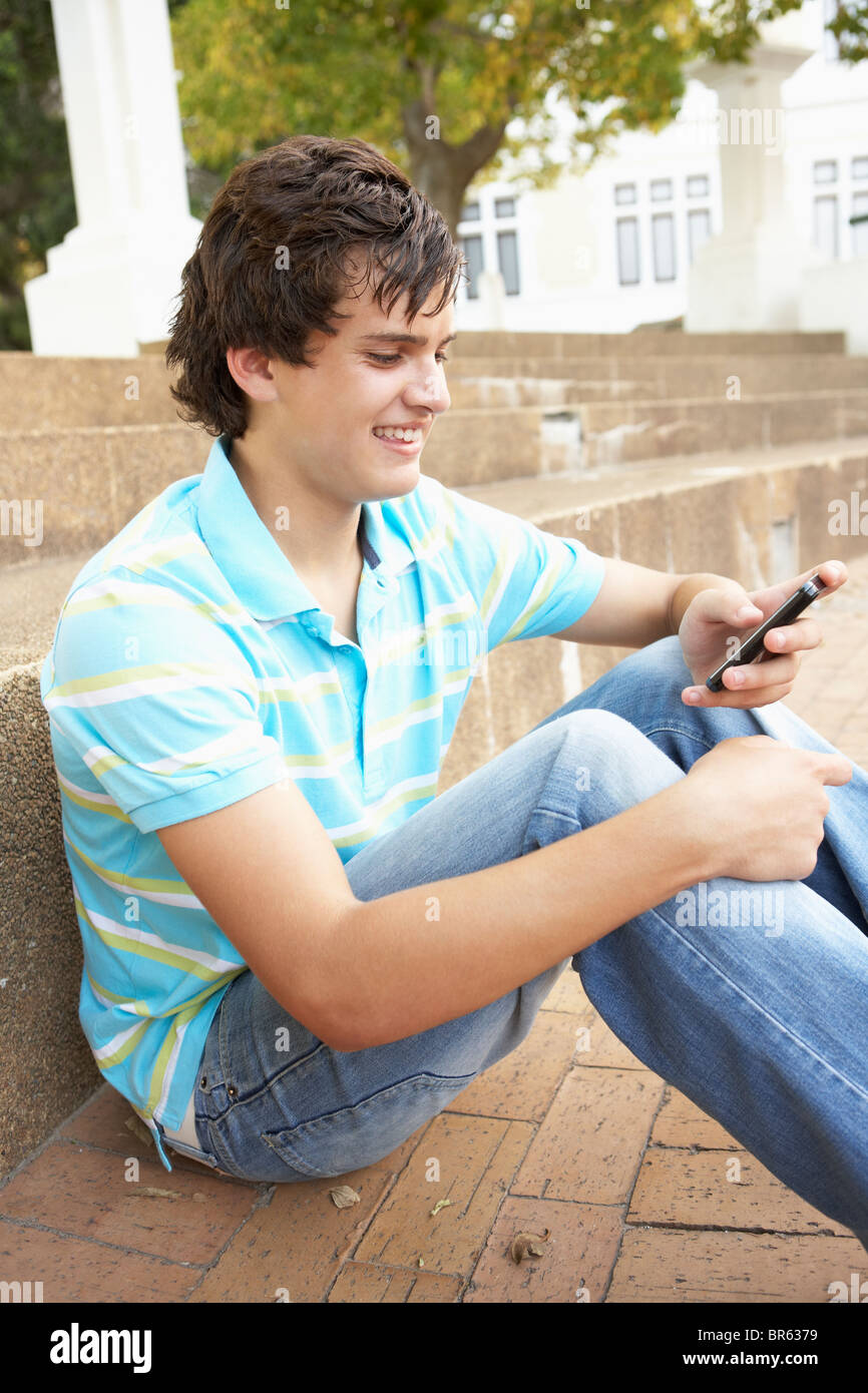 Сколько подростки сидят в телефоне. Подросток сидит. Мужчина сидя подросток. Мальчик подросток сидит. Сидячий подросток на земле.